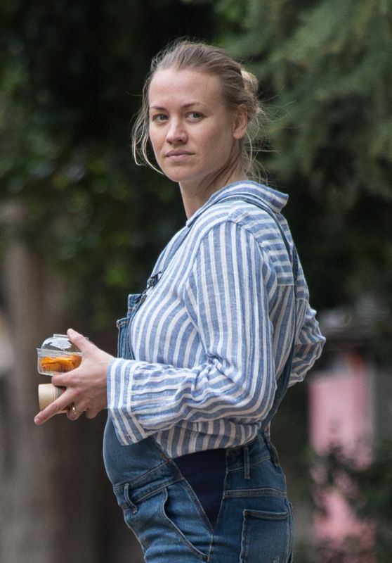 Keywords: Yvonne Strahovski; Angel of mine; Candid; 