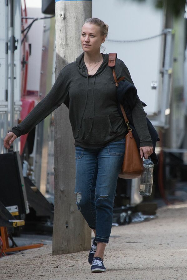 Keywords: Yvonne Strahovski; Angel of mine; Candid; 