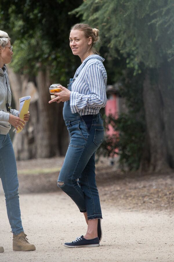 Keywords: Yvonne Strahovski; Angel of mine; Candid; 