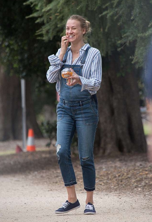 Keywords: Yvonne Strahovski; Angel of mine; Candid; 