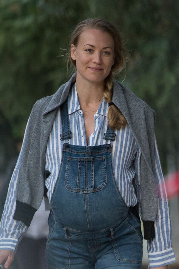Keywords: Yvonne Strahovski; Angel of mine; Candid; 
